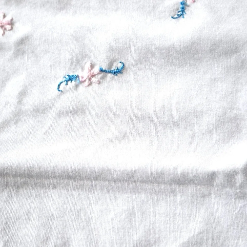 80's Vintage Embroidered White Floral Square Tablecloth with Lace Trim 6 Napkins